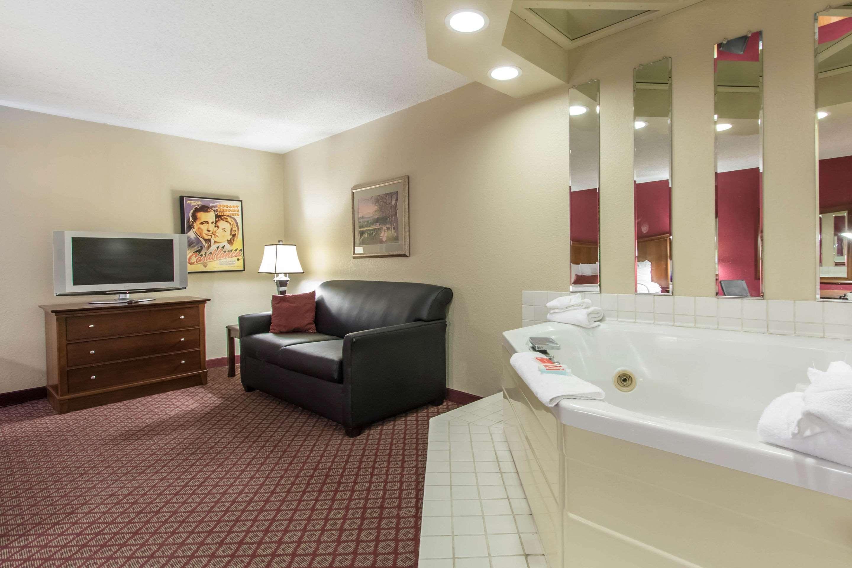 Econo Lodge Inn&Suites Joplin Exterior foto